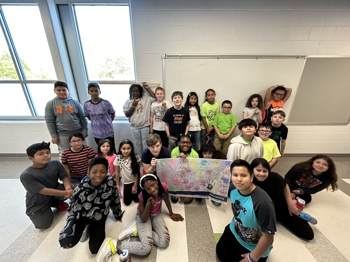 m_taylor419's tweet photo. The students had a blast at our fun run 🏃🏼‍♀️🏃 https://t.co/cFG1wEfl8C