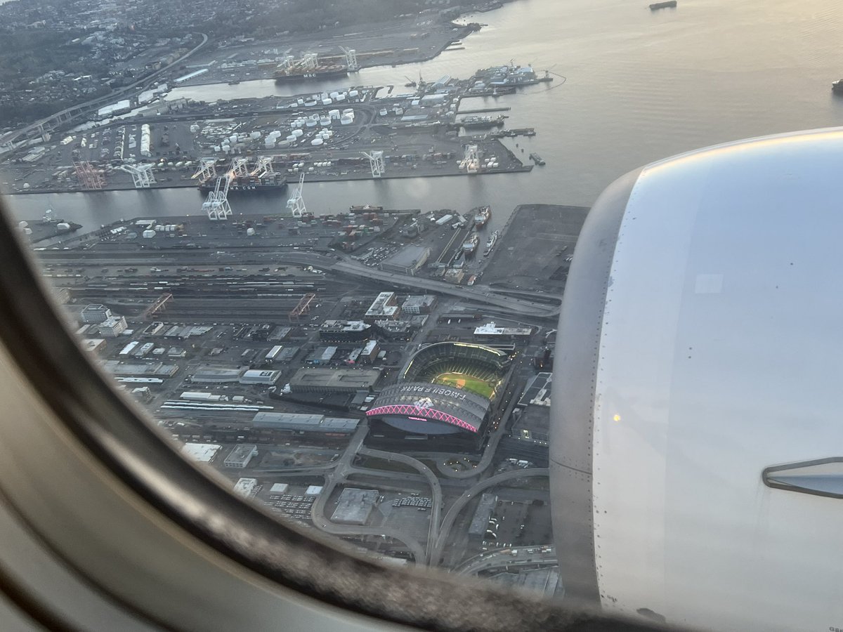 Kzcurls's tweet photo. Another beautiful landing in Seattle. 

@AlaskaAir https://t.co/7bi2TztGKy