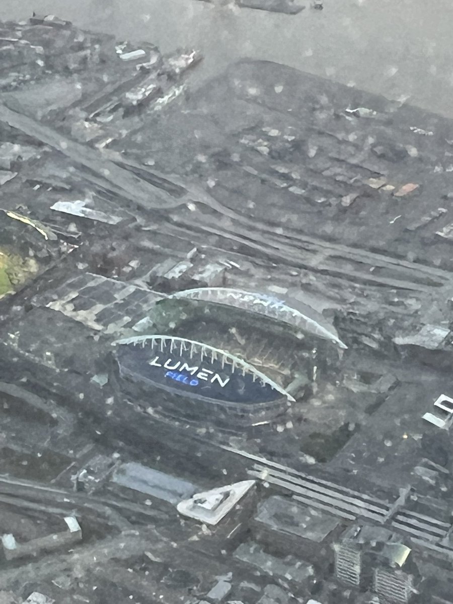Kzcurls's tweet photo. Another beautiful landing in Seattle. 

@AlaskaAir https://t.co/7bi2TztGKy
