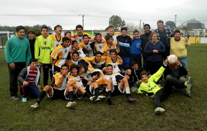 En todos los lugares, en todas las canchas. Desde cualquier lugar. Dirigente, Delegada, Equipier, Kinesiologa, Ayudante, Amiga. Con los grandes, con los gurises, con todos. Siempre aportando todo. Gracias Alcira. Te vamos a extrañar mucho. ⚪⚫🟡