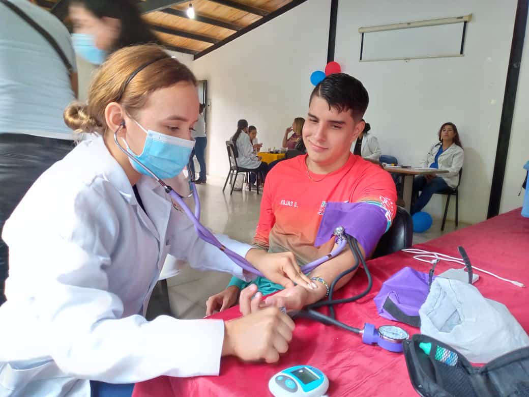 CDCETachira's tweet photo. #24Abr🇻🇪📢Por lineamientos de Jefe de ZET, Ana @Berzabethg1 Gandica, Farmacia ASIC-CADELA de la  Zona Educativa Táchira apoyó Jornada asistencial para beneficiar al personal del Ministerio de Habitat y Vivienda @NicolasMaduro @_LaAvanzadora @Mippcivzla @MPPEDUCACION @FreddyBernal https://t.co/JjVA2EsWmV