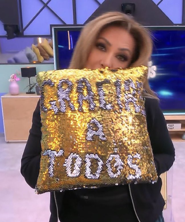 AmoreRobles's tweet photo. Feliz x paty!!!! Hoy empieza un largo camino de nuevos éxitos!!! Gracias paty x tanto amor!!!! “Nada es personal”me lo quedó como mote de vida!!!!  #PatyNavidad ganadora infinita de vida! 🙏🏼🙏🏼🙏🏼🙏🏼🙏🏼🙏🏼 https://t.co/7A9OQWRuv7