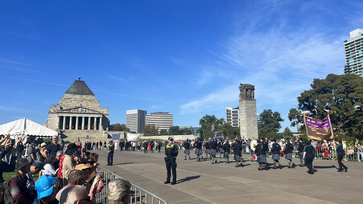 mrmk_039's tweet photo. 朝からANZAC dayのパレード🇦🇺 日本とはあまりいい歴史じゃないのに快く写真撮ってくれた🤳

日本では戦争は悲しい歴史を忘れないって感じだけど、こっちは国のために戦ったことを賞賛しながら、過去の歴史を学ぶ感じで、違う意味で忘れないようにしてるなって感じだった。
#anzacday #restweforget https://t.co/yM75VgQN2h