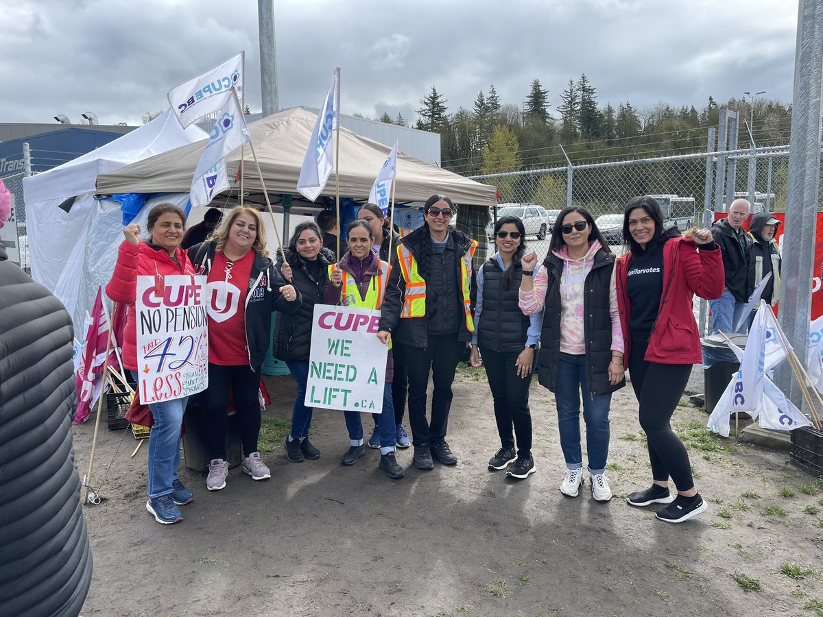 JessieRana1's tweet photo. CUPE Local 561 members are on strike for better wages and pension. They are now going in to their 6th week. Today I had the opportunity to speak to the female members to hear the current issues. Standing in solidarity ✊🏽 #unifor @BalbirMann7 @RajinderPurewa7 https://t.co/jgENyvGq3J