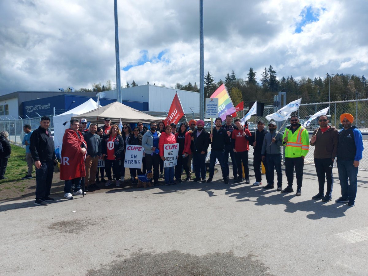 JessieRana1's tweet photo. CUPE Local 561 members are on strike for better wages and pension. They are now going in to their 6th week. Today I had the opportunity to speak to the female members to hear the current issues. Standing in solidarity ✊🏽 #unifor @BalbirMann7 @RajinderPurewa7 https://t.co/jgENyvGq3J