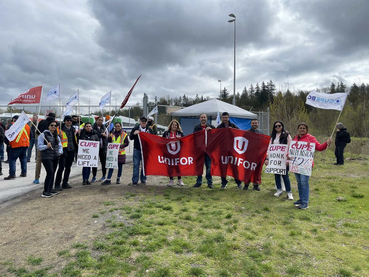 CUPE Local 561 members are on strike for better wages and pension. They are now going in to their 6th week. Today I had the opportunity to speak to the female members to hear the current issues. Standing in solidarity ✊🏽 #unifor <a href="/BalbirMann7/">Balbir Mann</a> <a href="/RajinderPurewa7/">Rajinder Purewal</a>