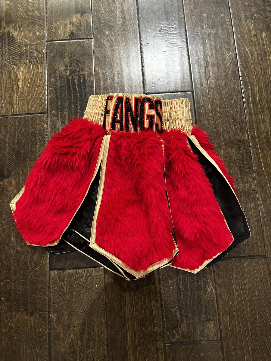 ItsFangs's tweet photo. Signing and giving away these bad boys … drop a RT for your chance to win them! Will send to any country ❤️ https://t.co/xpFuBsx7qR