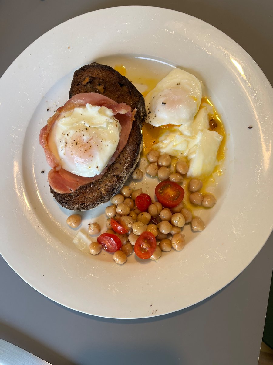 It’s about accepting that healthy eating can only occur in a context of permission and satiation. 
Ignoring the shame, as an act of solidarity with the millions with eating disorders out there, I offer a pic of my first meal for the day 😊 /2

#BED #BingeEatingDisorder