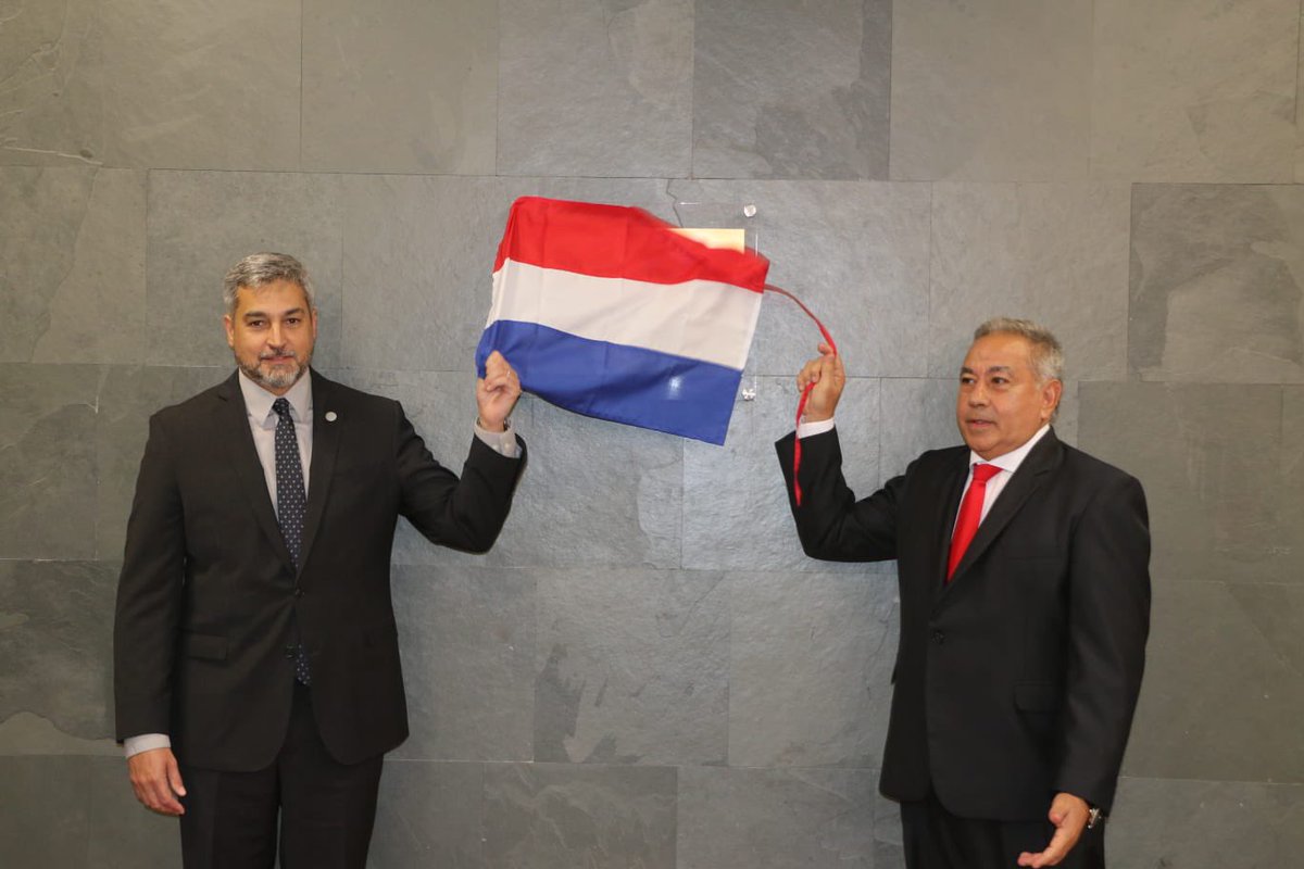 PresidenciaPy's tweet photo. El jefe de Estado @MaritoAbdo habilitó las nuevas Oficinas de Gobierno, ocupadas en una primera etapa por el @mopcparaguay y @aduanapy, en los edificios ubicados en el Puerto de Asunción y, que albergarán a 6 ministerios en 5 torres construidas con fondos del @el_BID https://t.co/90OjW3ug9H