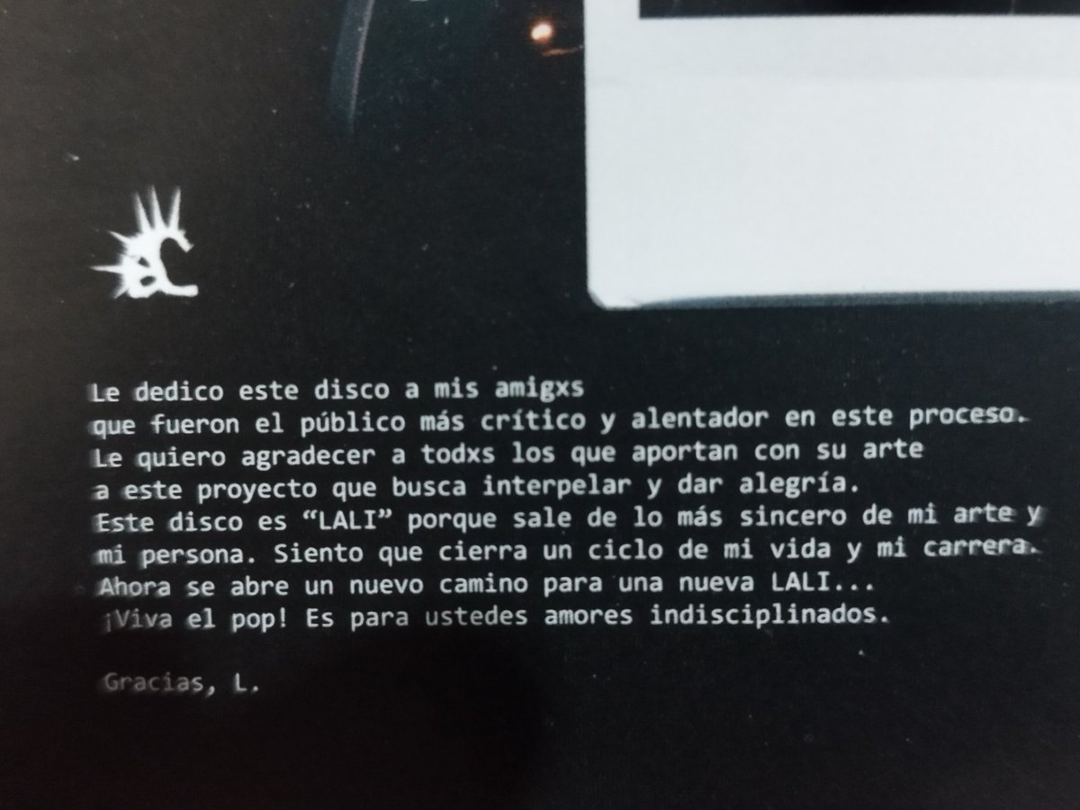 adcndevamos's tweet image. se siente tan hermoso tenerlo 🫶🏻 lo tuve que mandar a traer a costa rica 🇨🇷 porque es demasiado icónico, uno más para mi colección 🥹 gracias por tremendo arte que es este disco en todas sus expresiones 💿 @lalioficial orgullosa de vos, te amo 🤍 #LALI #compac