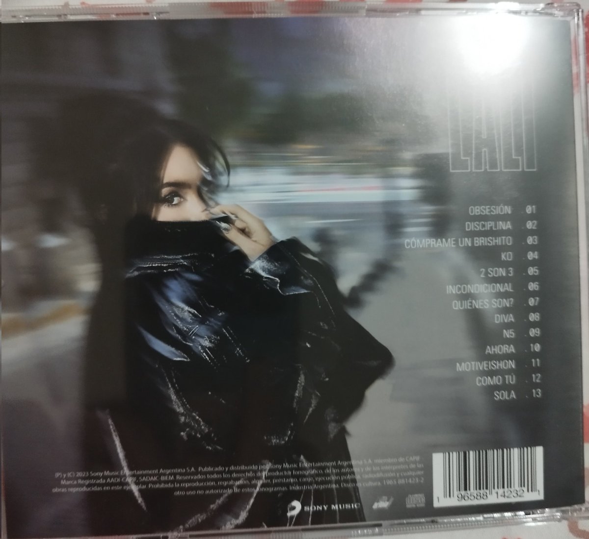 adcndevamos's tweet image. se siente tan hermoso tenerlo 🫶🏻 lo tuve que mandar a traer a costa rica 🇨🇷 porque es demasiado icónico, uno más para mi colección 🥹 gracias por tremendo arte que es este disco en todas sus expresiones 💿 @lalioficial orgullosa de vos, te amo 🤍 #LALI #compac