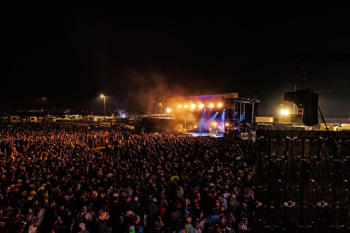 JMRittenberry's tweet photo. Saturday night Talladega infield concert with 20k friends.
@coleswindell @travisrdenning @officialtaylorlee @talladega @tpglive @nascar
• • •
#tristarproductiongroup | #tpglive https://t.co/UcduZSYxX0