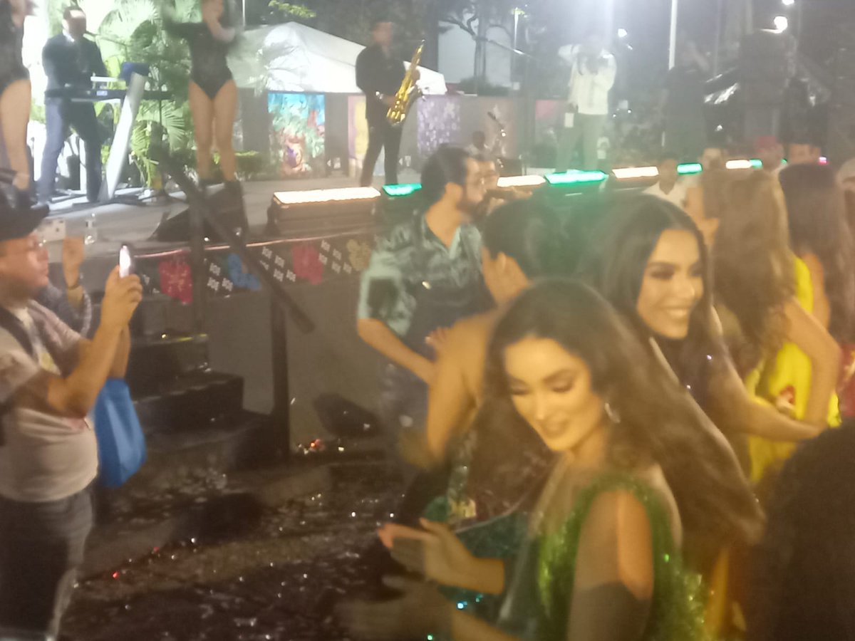 TabascoHOY's tweet photo. #FeriaTabasco2023 🌺| #ChicoCheChico armó el ambiente tras haber finalizado el evento de Huéspedes Distinguidas. Las embajadoras y los asistentes sacaron sus mejores pasos. #ChicoCheChico 📷 🎼🪘🎸 https://t.co/FNxycjfXGH