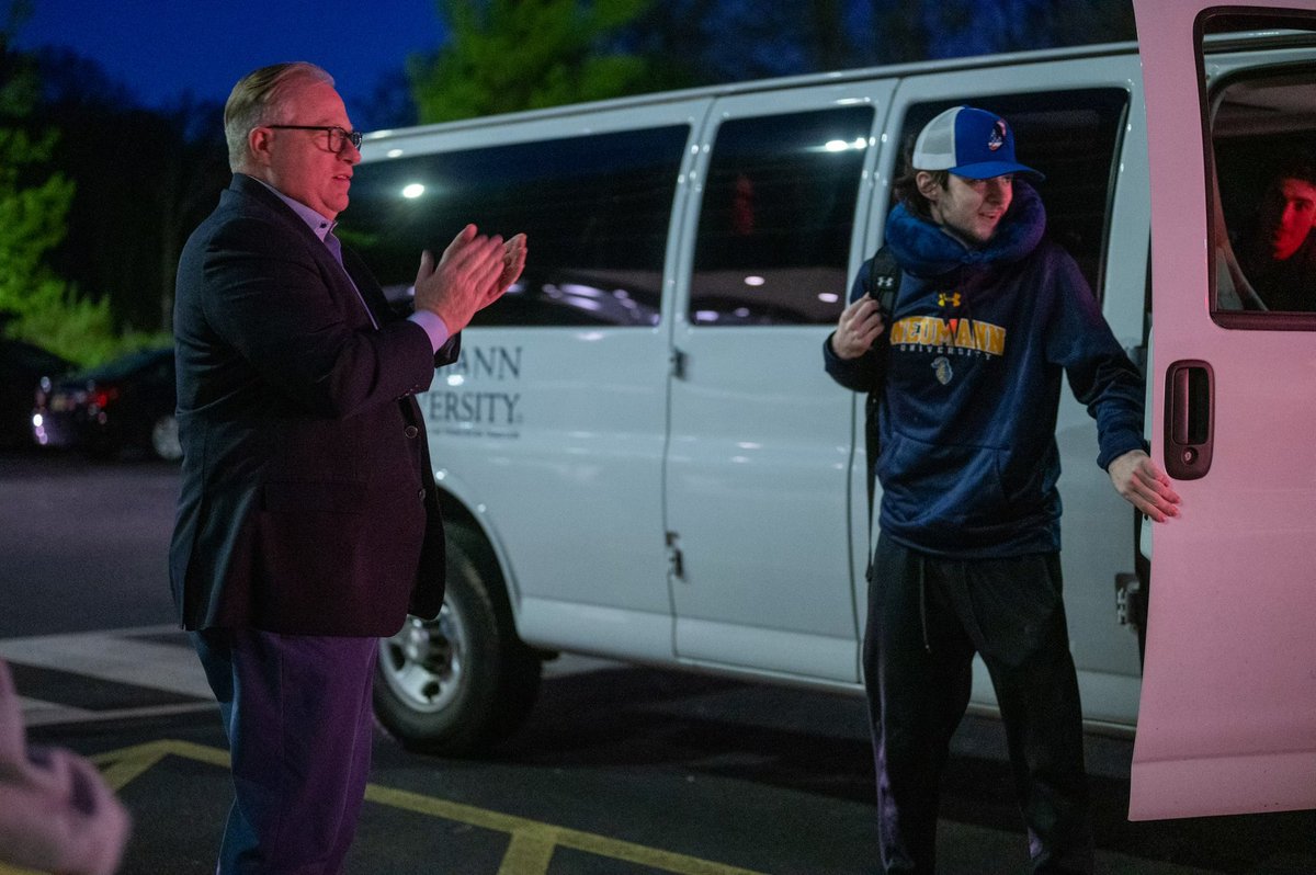 NeumannRec's tweet image. The @ncrha_official NATIONAL CHAMPIONS @neumannrollerhockey arrived home in style, with a police escort from @apd &amp;amp; an very excited welcoming committee including; Dr Domes, Sr Marguerite, Sr Linda, Sr Kathy, members of @neumannhockeyclub and of course @iamsirfrancis 🏒🏆