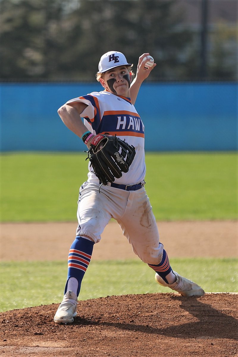 Blackhawks812's tweet photo. @HoffmanBaseball - Hawks with a 2-0 win over Palatine behind a gem from senior pitcher Ethan Dorka.

📸: Sam Conjardi

Full Gallery:
https://t.co/JqiGh9TFnU https://t.co/1mHxKM9nmH