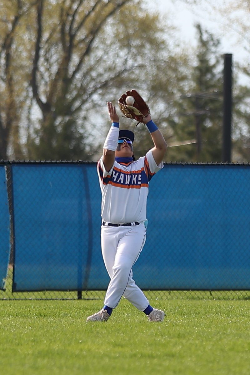 Blackhawks812's tweet photo. @HoffmanBaseball - Hawks with a 2-0 win over Palatine behind a gem from senior pitcher Ethan Dorka.

📸: Sam Conjardi

Full Gallery:
https://t.co/JqiGh9TFnU https://t.co/1mHxKM9nmH