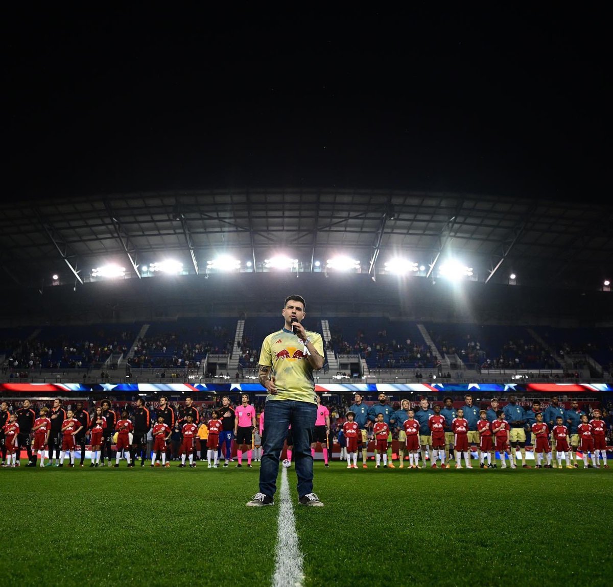 CorySings's tweet photo. I love this picture. What a great night. Thank you @NewYorkRedBulls #soccer #arena #futbol #nationalanthem #singer #autismadvocate #corysinger https://t.co/NObBZNUHkK