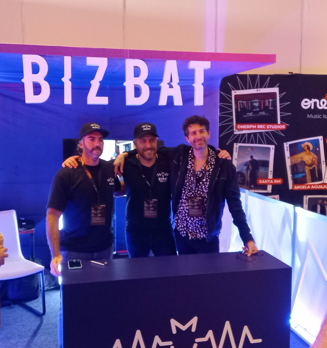 LosBennyFans's tweet photo. Nuestro @bennyibarra apoyando su app @bizbatmusic en @soundcheckxpo.

No te puedes quedar sin descargarla!!

#xposoundcheck #bennyibarra #bizbat #bizbatmusic #music #app https://t.co/1iDyUP2jpi