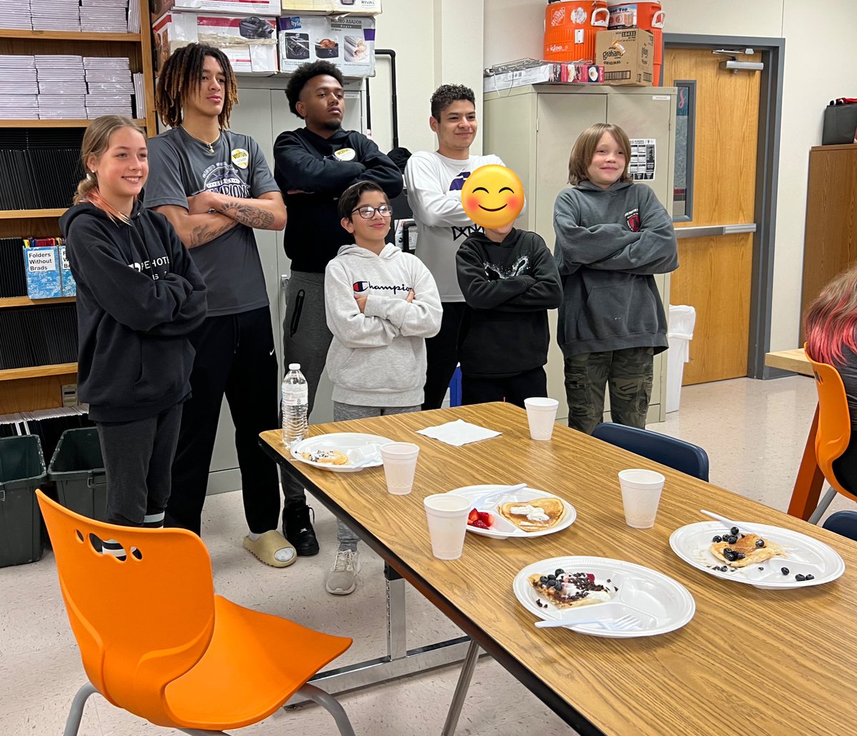 Pancake breakfast and a special thanks to @RattlerMBB for coming over to help us celebrate team Little’s Furries on their March Madness attendance win 🏆 #schooleveryday #attendance @SanMarcosCISD @RattlerUp @Travis_SMCISD @SMCISD_StSrv