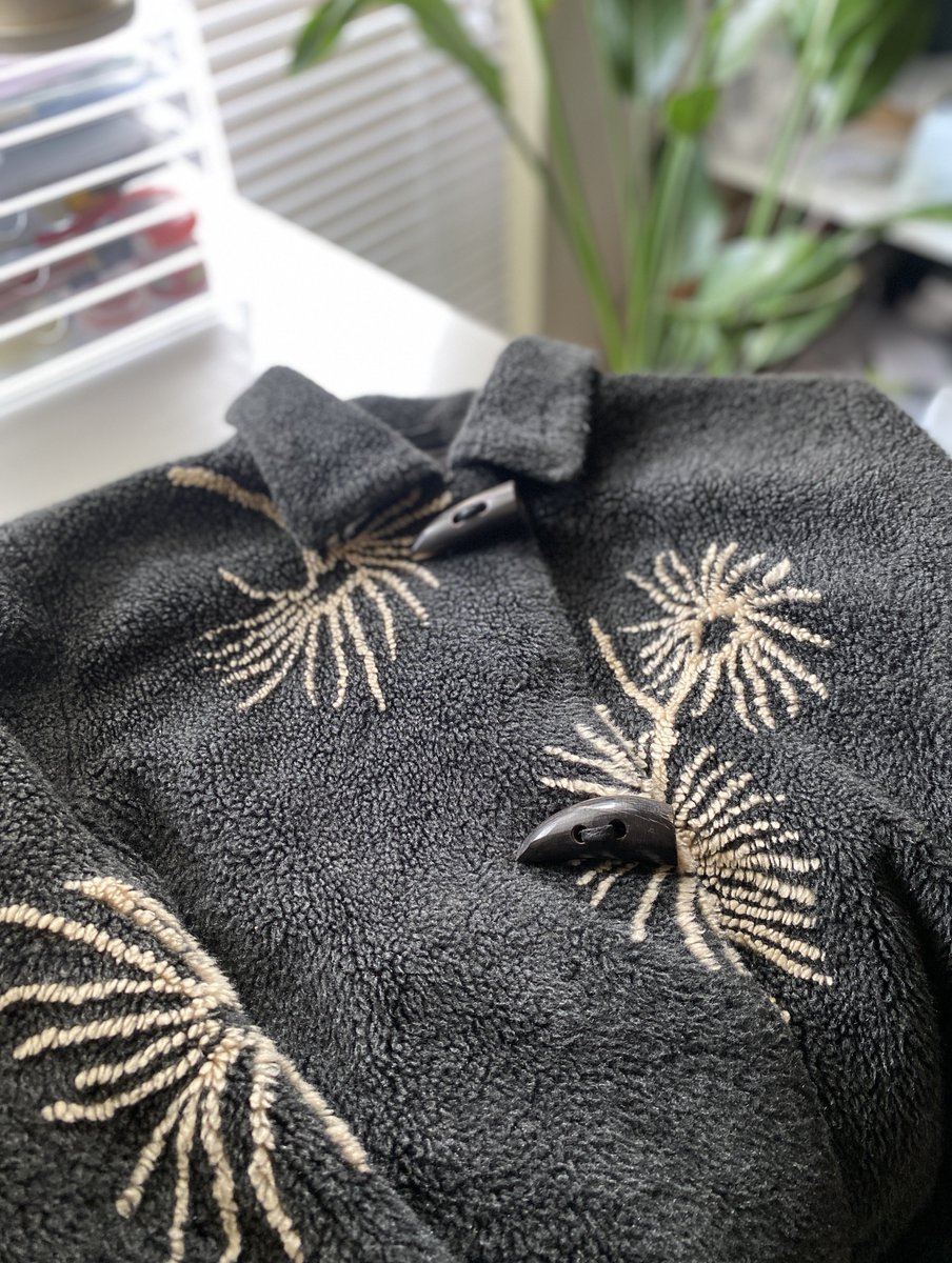 c_antiques's tweet photo. ビンテージジャケットのボタン🌱

元々、プラスチック製だったのをバッファローホーンのトグルボタンに。
これだけでだいぶ雰囲気が変わり、
素敵になりました💐 https://t.co/RemjMgK0yw
