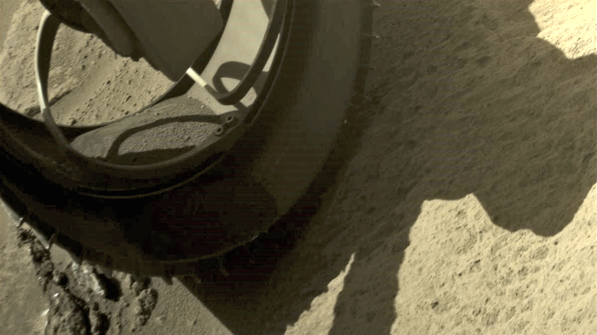 latestinspace's tweet photo. NEWS 🚨: Perseverance rover has lost its pet rock that's been traveling inside one of its wheels for more than a year https://t.co/6t1y3s7uZ7