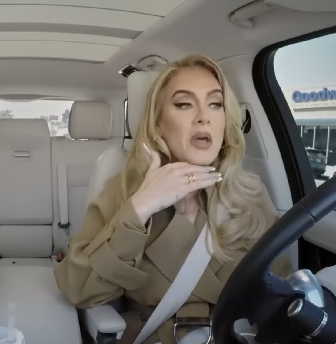 catforgood's tweet image. is it js me or can u always see when adele is gonna cry bc she puts her hand on her chin like this