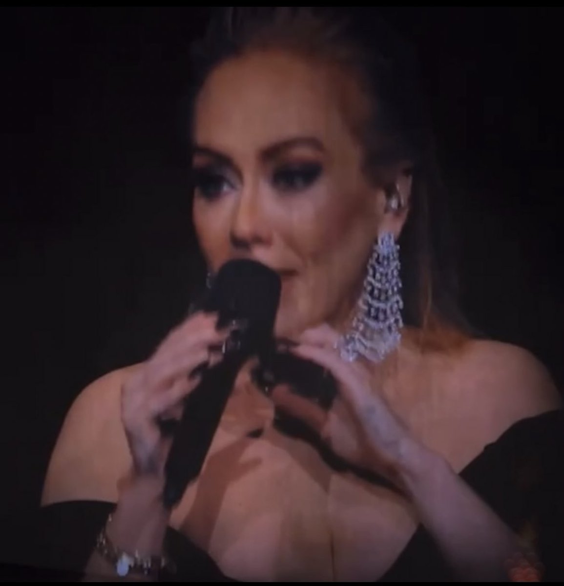 catforgood's tweet image. is it js me or can u always see when adele is gonna cry bc she puts her hand on her chin like this