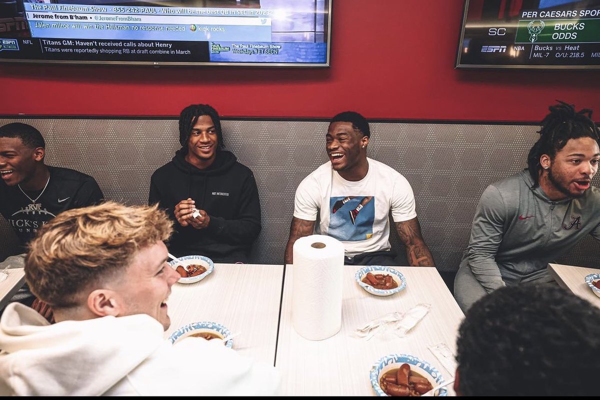 haha_cd6's tweet photo. It was some players first time eating beanies and Winnies.  #SpringballOver 
#finishstrong #universityofalabama 🐘 📚 ❤️ https://t.co/r2VPFIUoe2