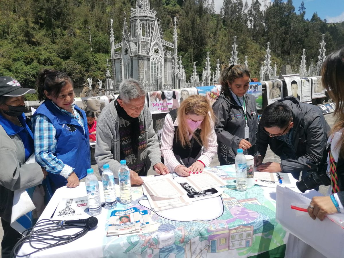 FENOC_ECUADOR's tweet photo. Rita Tacle y Margarita Ortega, vicepresidenta y asesora jurídica de @FENOC_ECUADOR, respectivamente, asistieron a Ipiales, Colombia, para suscribir un Acta de Declaratoria de Paz conjuntamente con la Fundación Desendor y Asovicompi. https://t.co/PBhTAeaYNk