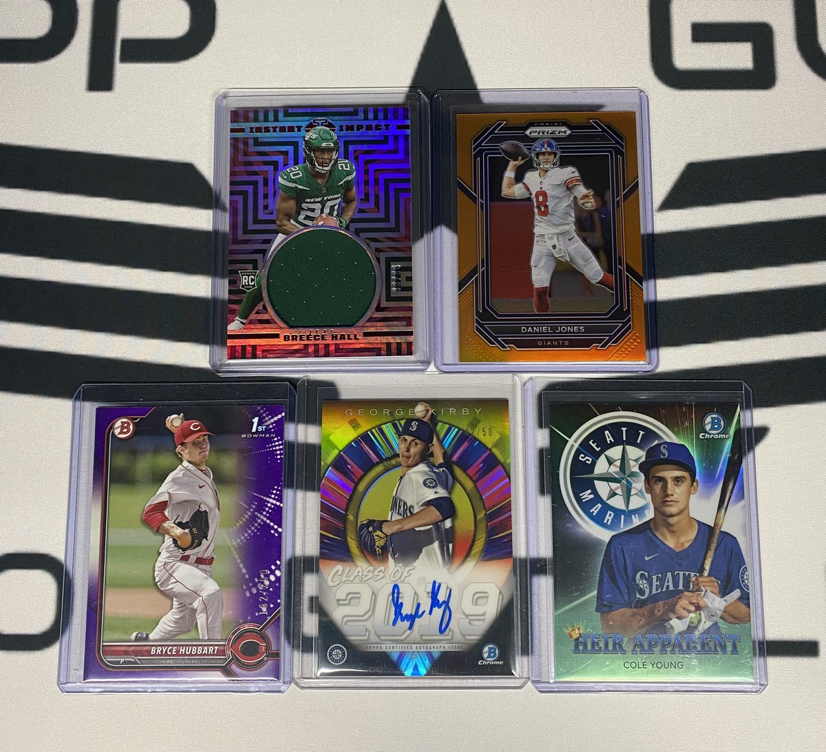 collecttoppgunn's tweet photo. Mail Day Monday!🔥 What did you have come in the mail this last week? #Topps #Bowman #bowmanchrome #whodoyoucollect #TradingCards #sportscards #MLB #NFL #Panini #prizm #thehobby https://t.co/6yM5BVQpQN