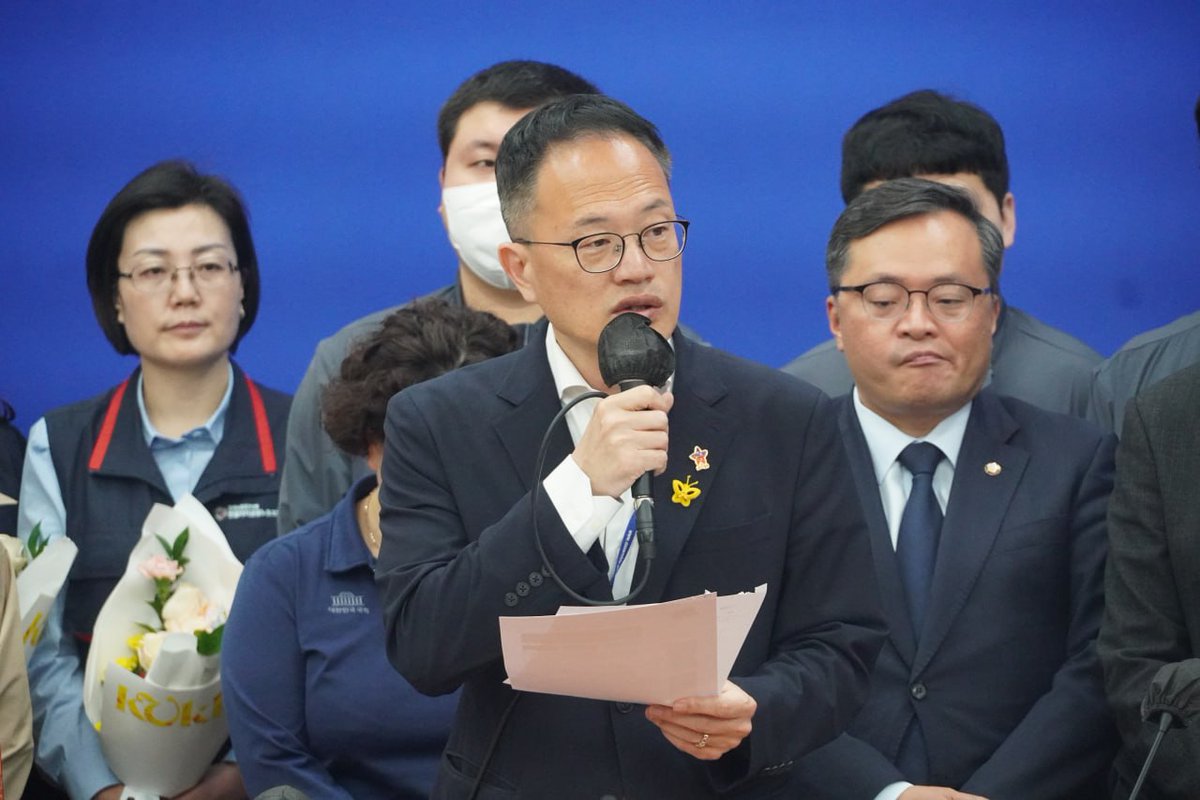 을지로 현황판에 또 하나의 꽃이 채워졌습니다. 공무직 근로자 처우개선 내용을 예산안 부대의견으로 반영한 것은 최초입니다. 보이지 않는 곳에서 땀 흘려 일하시는 분들이 부당한 처우나 차별을 겪지 않고 정당한 대우를 받을 수 있도록, 을지로위원회가 함께 하겠습니다.