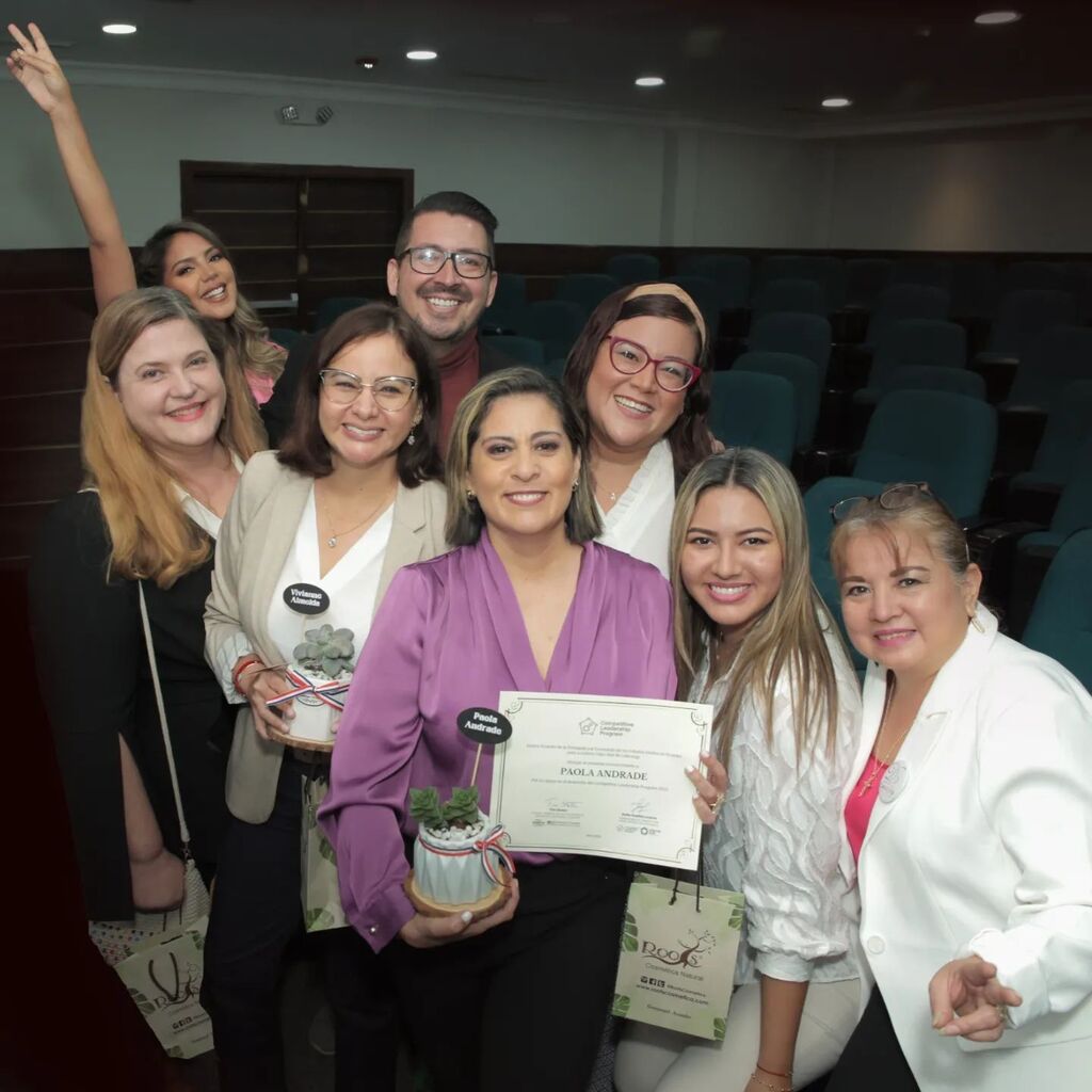 JodiePL's tweet photo. Algunos bellos momentos del #CompetitiveLeadershipProgram capturados por @janmike80 📸 Todo es posible cuando un grupo de personas apasionadas por el bien común se unen para apoyarse y soñar en grande ✨️ Así se ideó, planificó y desarrolló el Programa… https://t.co/GVlbvBSUiF https://t.co/x6uIL1bqui
