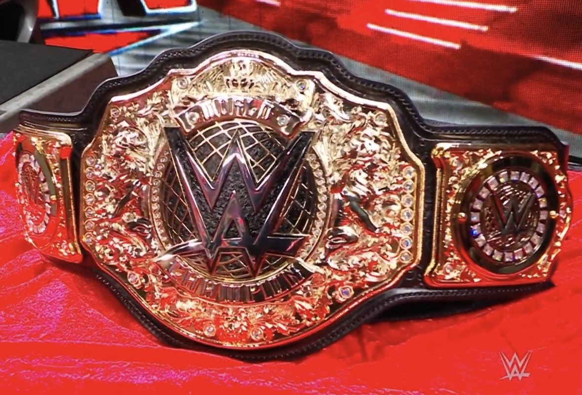 FeenixFeatherYT's tweet photo. Why can’t we have a title with a big W on it? I get it’s their brand but this title looks like it had potential and looks better than the current belts but come on man! https://t.co/XezaFVPu1X