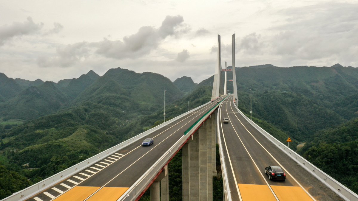 LiveinGuizhou's tweet photo. 【Enjoy a world-class view amid the cloud and mist🎉】Tucked away amid towering mountains and surrounded by cloud and mist is a world-class view: #Yunwu Bridge along the #Duyun-#Anshun Expressway, which is comparable to a wonderland.🥳🥳

📷 by Eyesnews

#Guizhou  #onebridgeaday https://t.co/nMfYbBwffP