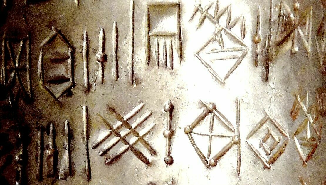 En 2017, l'archéologue François Desset "cracke" une écriture non déchiffrée de plus de 4 000 ans : l’élamite linéaire. Ce Champollion moderne explique l'importance de sa découverte et ses travaux.
➡️ l.franceculture.fr/6Jz