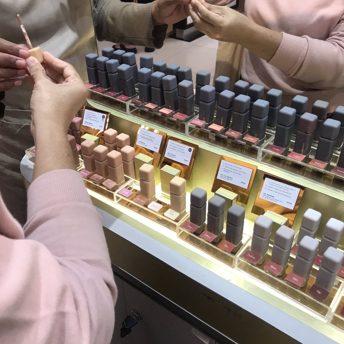 choccblue's tweet photo. Berhasil ngeracunin ibuk produk @allglows_. W cuma beli slp iris, doi beli 2 produk 🤣 https://t.co/FB7CRvfb0H