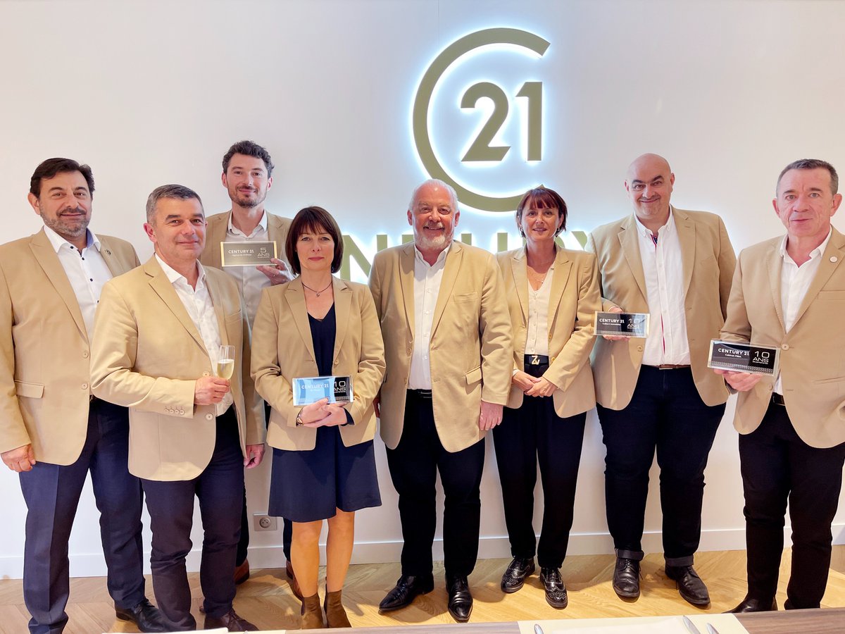 century21fr's tweet photo. #Franchise | 98% de nos 950 franchisés nous renouvellent leur confiance tous les ans !​
En avril, 6 de nos partenaires ont eu le plaisir de se retrouver afin de célébrer leur renouvellement de franchise accompagnés de @CFMARINAKIS et @khouryb.​
​
#Immobilier #Entreprenariat https://t.co/fvjtltNg8I