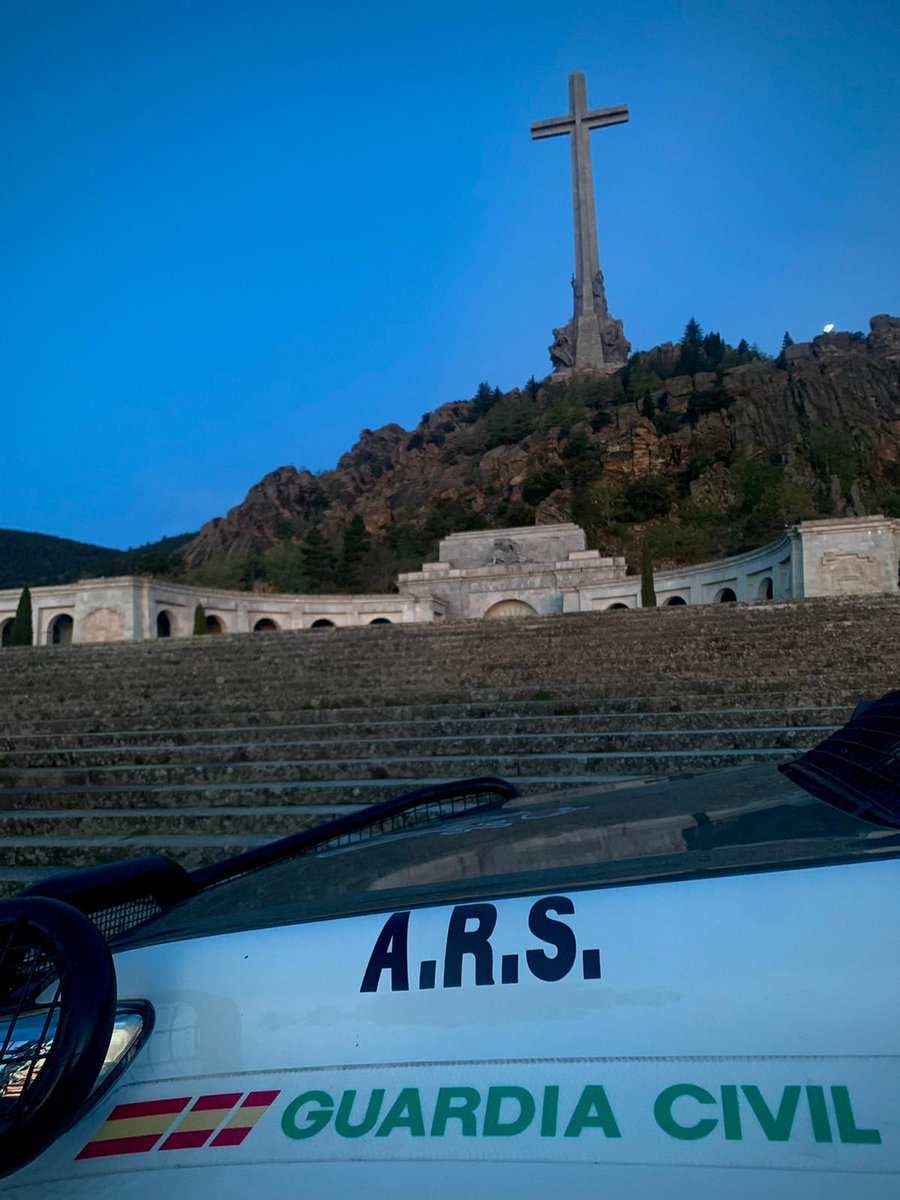 Buen trabajo y sin incidentes, de los compañeros de Seguridad Ciudadana, USECIC, GRS y tráfico en la exhumación y traslado de los restos de José Antonio Primo de Rivera desde el Valle de los Caídos hasta Madrid. Buen viaje de vuelta al GRS 5 y gracias por vuestro refuerzo.