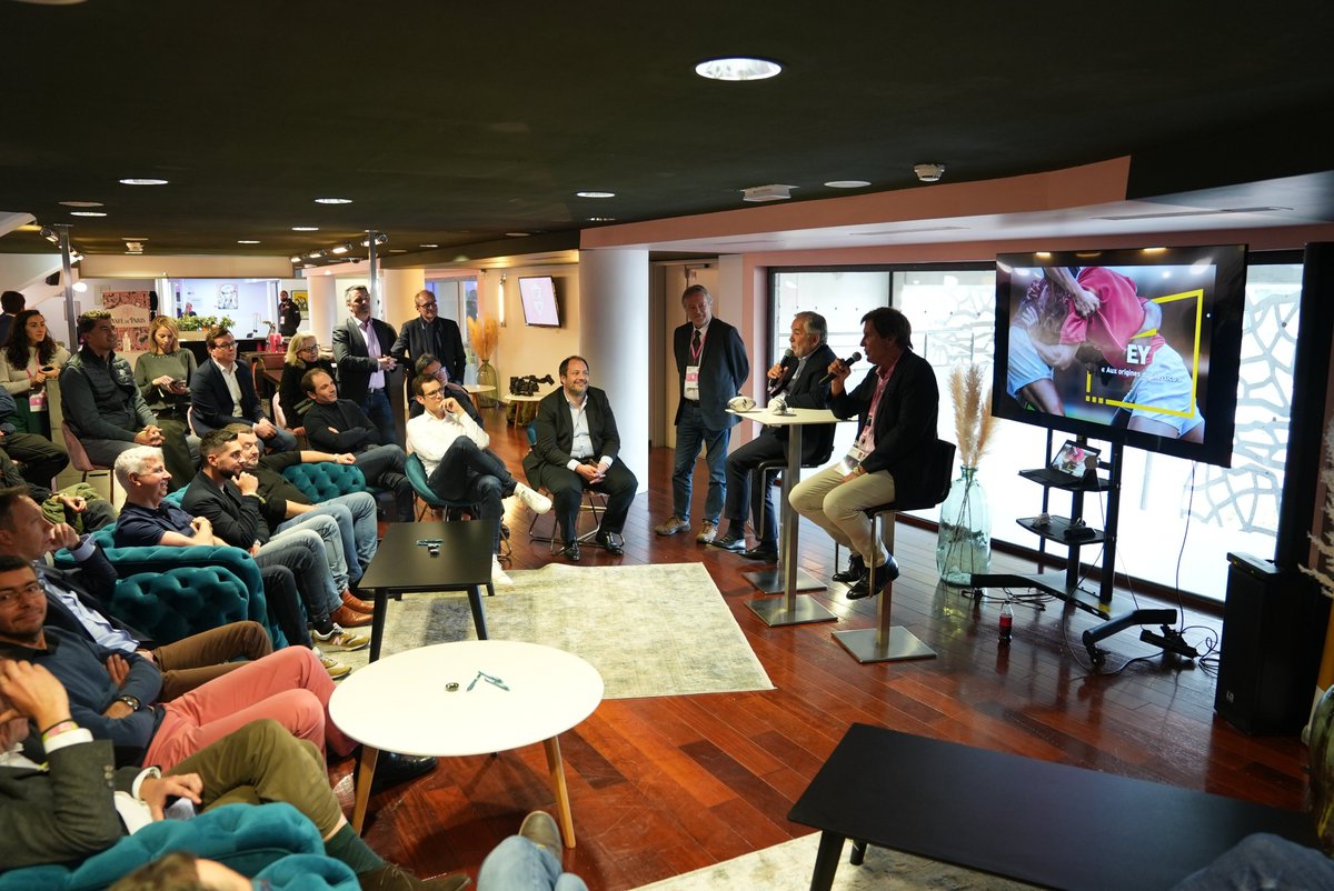 BocquetCaroline's tweet photo. Retour en images sur une idée audacieuse proposée par @com1poissonprod pour notre client @EY

La Conférence "Les origines du Classico" ou les anecdotes et témoignages des deux présidents emblématiques du Stade Français Paris @MaxGuazzini 
et #renebouscatel  #communication #Rugby https://t.co/jeKmSJUs52