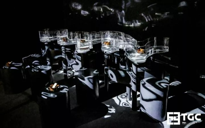 hecoos2018's tweet image. The light waves are reflected into space, and this device is beautiful!

The installation uses audio-visual interaction and #3DMapping technology. #hecoos provides stable and durable technical and hardware support, achieving precise mapping projection onto the water surface.