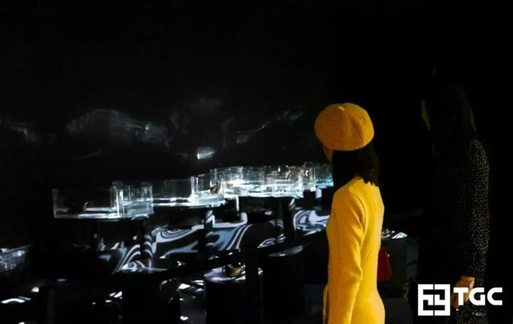 hecoos2018's tweet image. The light waves are reflected into space, and this device is beautiful!

The installation uses audio-visual interaction and #3DMapping technology. #hecoos provides stable and durable technical and hardware support, achieving precise mapping projection onto the water surface.