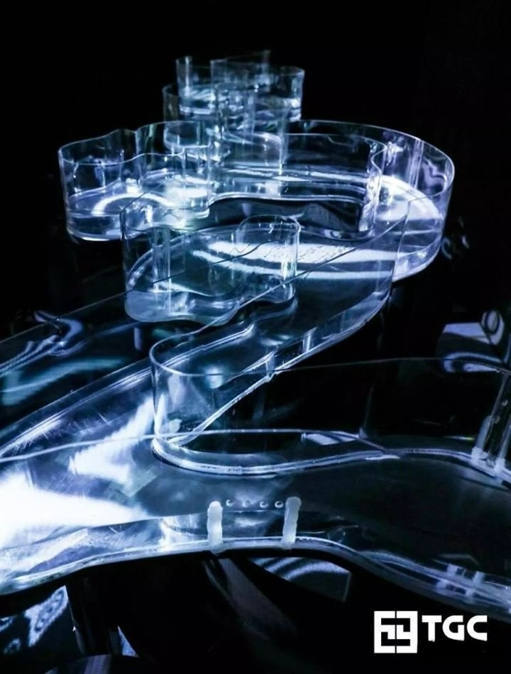 hecoos2018's tweet image. The light waves are reflected into space, and this device is beautiful!

The installation uses audio-visual interaction and #3DMapping technology. #hecoos provides stable and durable technical and hardware support, achieving precise mapping projection onto the water surface.