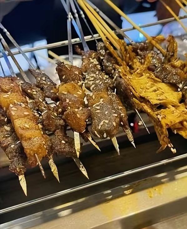 Brannon888888's tweet photo. 淄博烧烤走红的开端，竟是另一个让人瞬间泪目的故事。
1.就在去年，国内疫情迎来解封前的最后一次爆发，来自山东各地的12000多名大学生，被分配到了山东淄博隔离，然而让大学生没想到的是，迎接他们的不是混乱不堪的管理，和糟糕难吃的食物，而是淄博人民的夹道欢迎.（接下一条推） https://t.co/n15og3T36c
