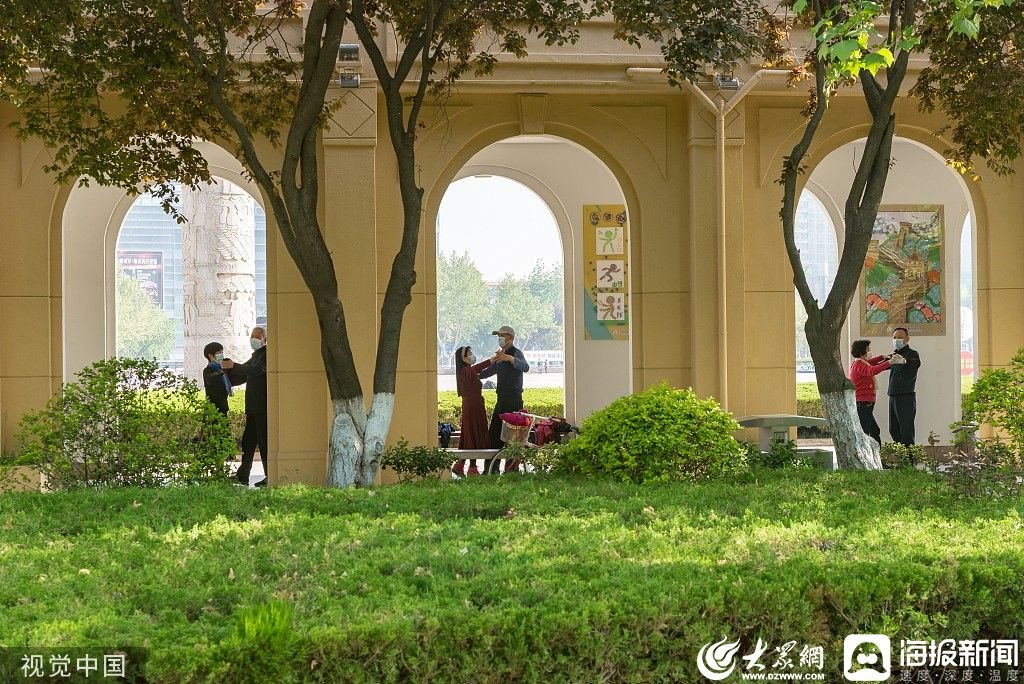 LinyiOfficial's tweet photo. #Spring is in full swing in #Linyi, with flowers blooming and leafbuds sprouting. The photos below show local people exercising and resting at the People’s Square in the city. #SpringInLinyi https://t.co/4c7hzgqk3x