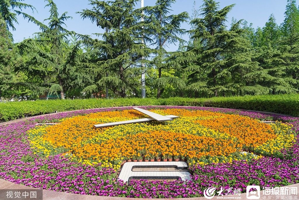 LinyiOfficial's tweet photo. #Spring is in full swing in #Linyi, with flowers blooming and leafbuds sprouting. The photos below show local people exercising and resting at the People’s Square in the city. #SpringInLinyi https://t.co/4c7hzgqk3x