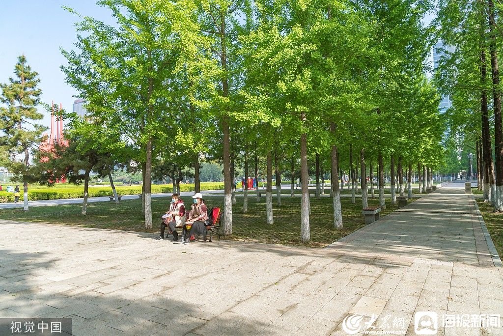 LinyiOfficial's tweet photo. #Spring is in full swing in #Linyi, with flowers blooming and leafbuds sprouting. The photos below show local people exercising and resting at the People’s Square in the city. #SpringInLinyi https://t.co/4c7hzgqk3x