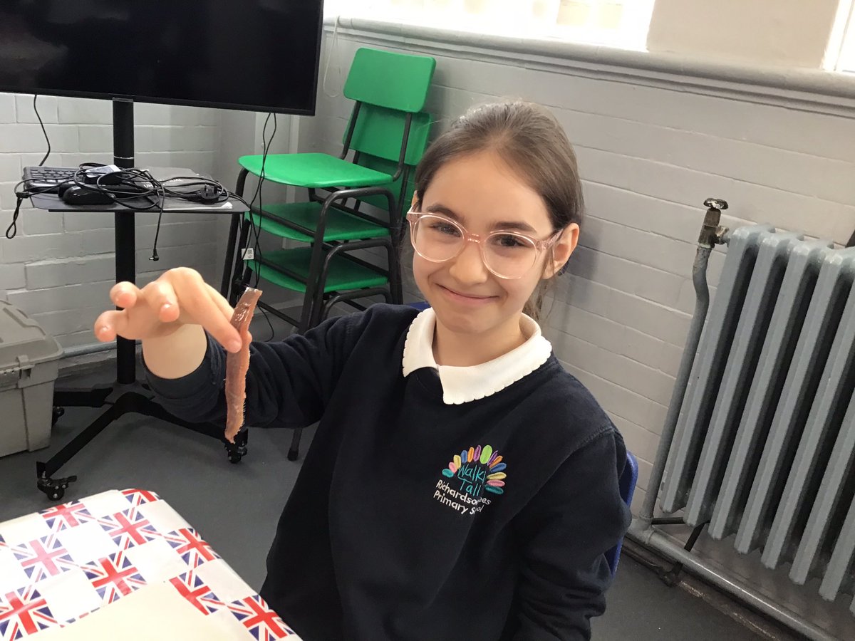 Y5RDPS's tweet photo. Pizzas were in the menu on cookery club. We explored anchovies for the first time. @PhunkyFoods some of us were brave enough to to taste them too. 😝🙌🏽 @Y4RDPS @Y3RDPS @Y6RDPS https://t.co/STEeFU2rPZ