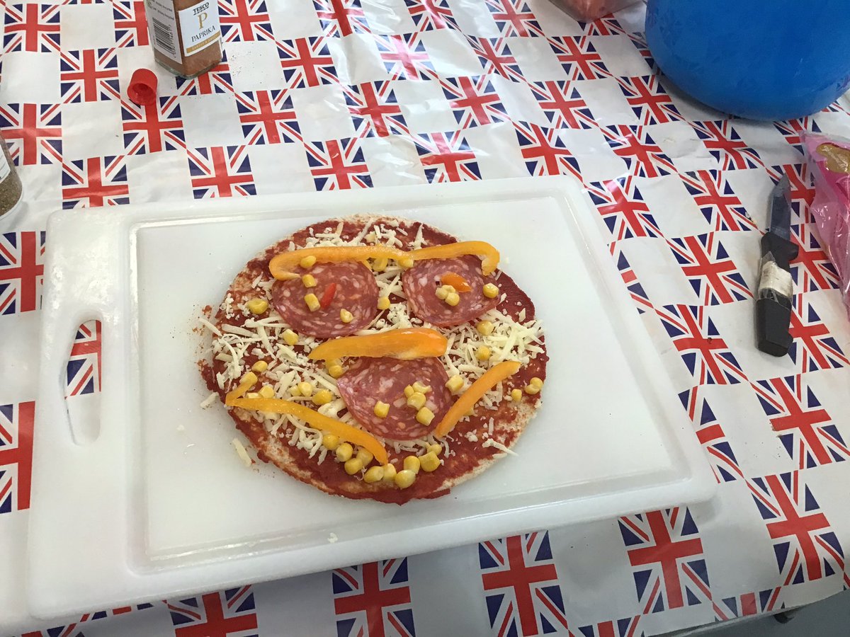 Y5RDPS's tweet photo. Pizzas were in the menu on cookery club. We explored anchovies for the first time. @PhunkyFoods some of us were brave enough to to taste them too. 😝🙌🏽 @Y4RDPS @Y3RDPS @Y6RDPS https://t.co/STEeFU2rPZ