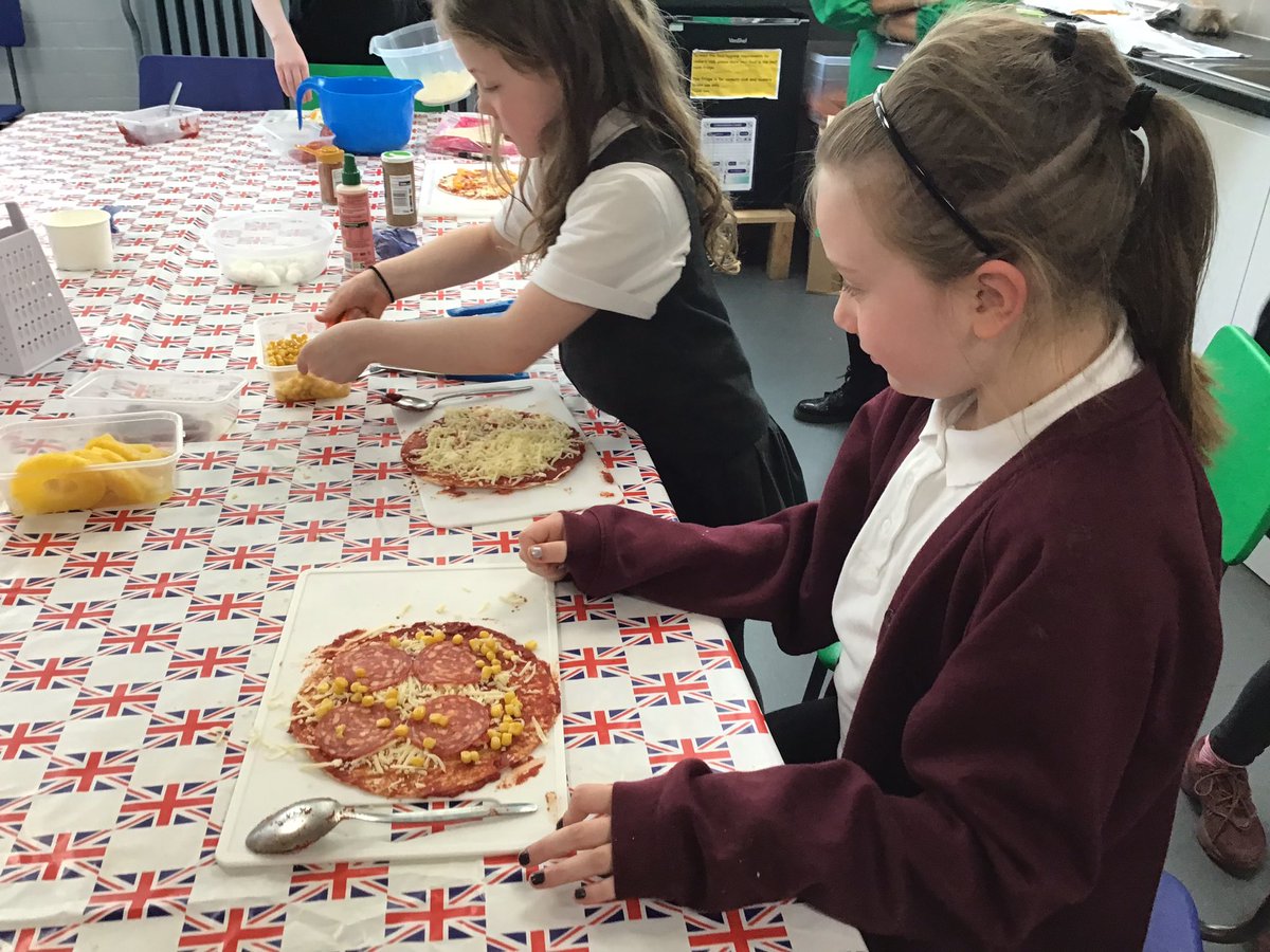 Y5RDPS's tweet photo. Pizzas were in the menu on cookery club. We explored anchovies for the first time. @PhunkyFoods some of us were brave enough to to taste them too. 😝🙌🏽 @Y4RDPS @Y3RDPS @Y6RDPS https://t.co/STEeFU2rPZ