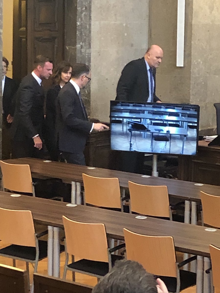BeateTom's tweet photo. Kurz war das Gesicht von Sophie Karmasin zu sehen. Ihre Anwälte versuchen Sie vor den Kameras zu schützen. #Prozess https://t.co/rrDMb5Mk4S
